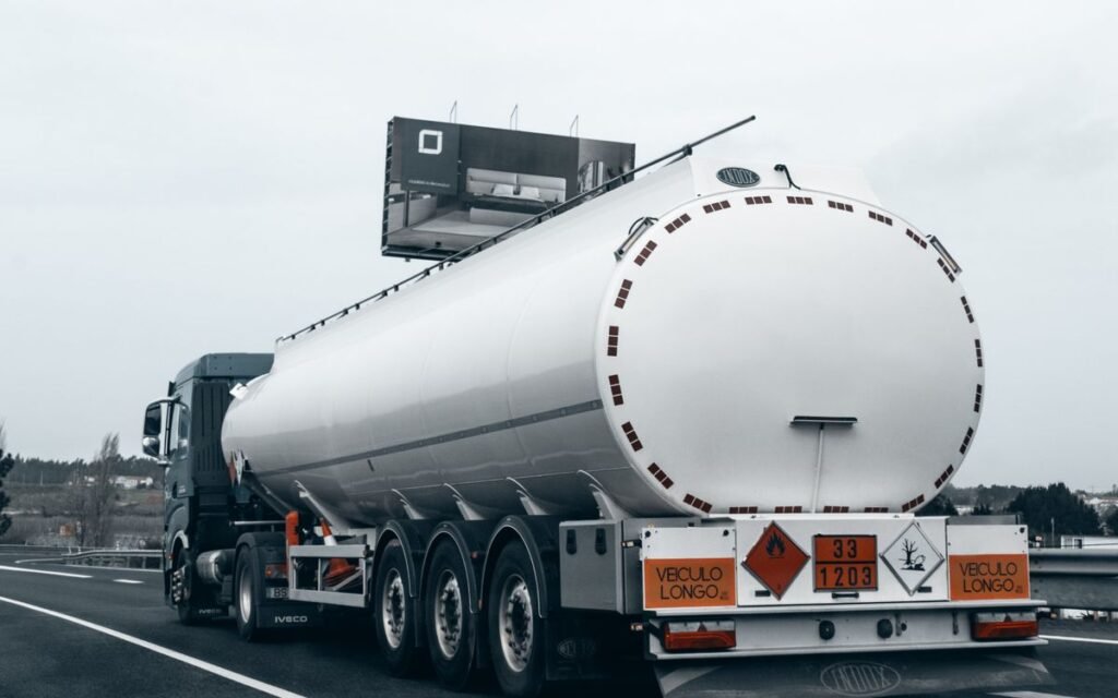 Camião-cisterna para transporte de mercadorias perigosas