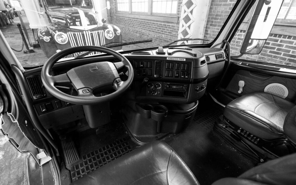 Interior da cabina de um camião pesado