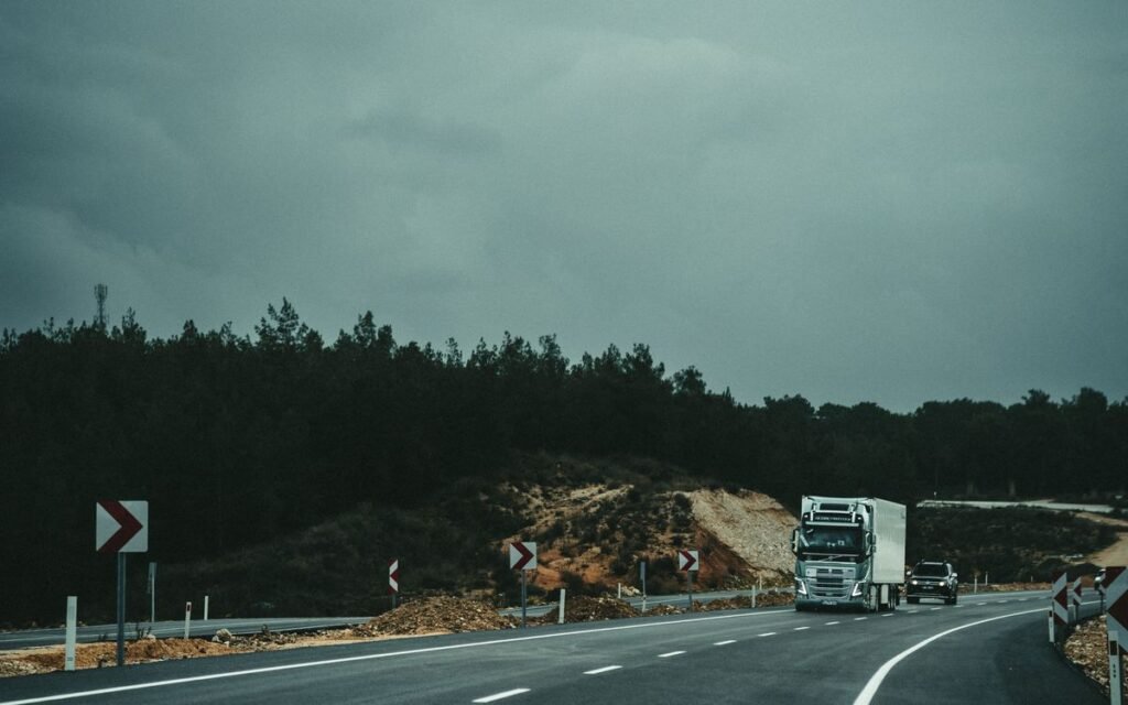 Camião pesado numa autoestrada