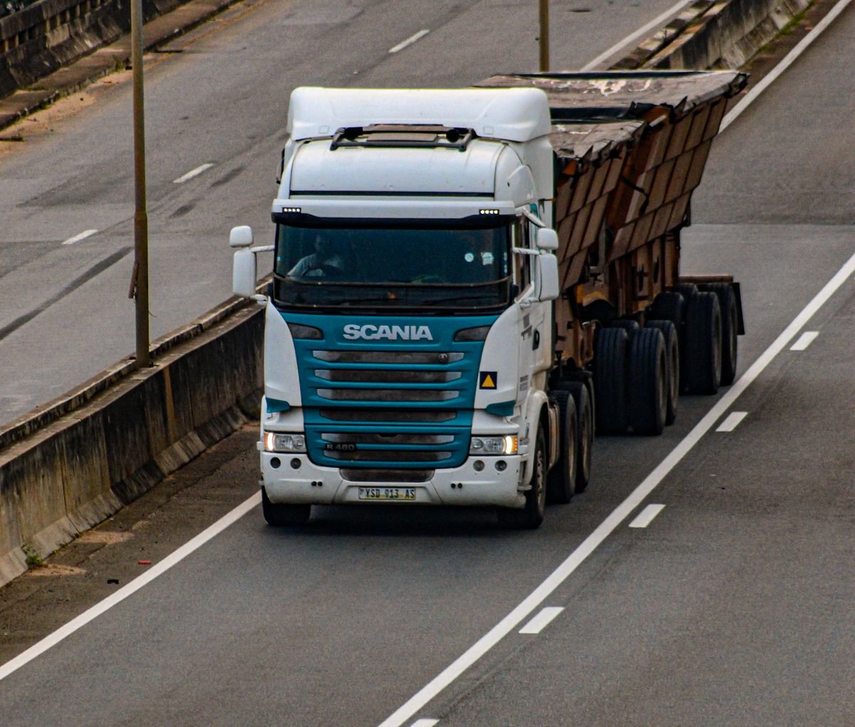 Camião pesado a circular numa autoestrada europeia