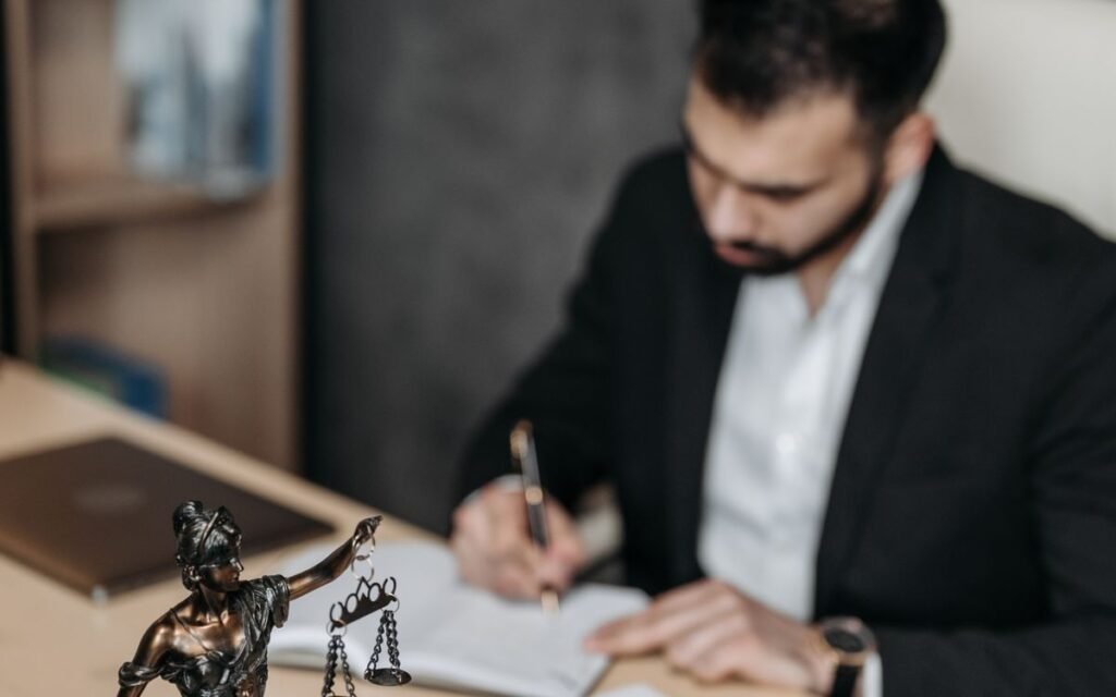 Documentos legais sobre uma secretária de escritório