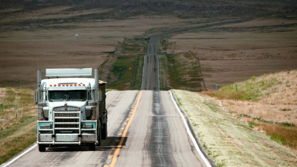 Camião a circular numa autoestrada longa e vazia