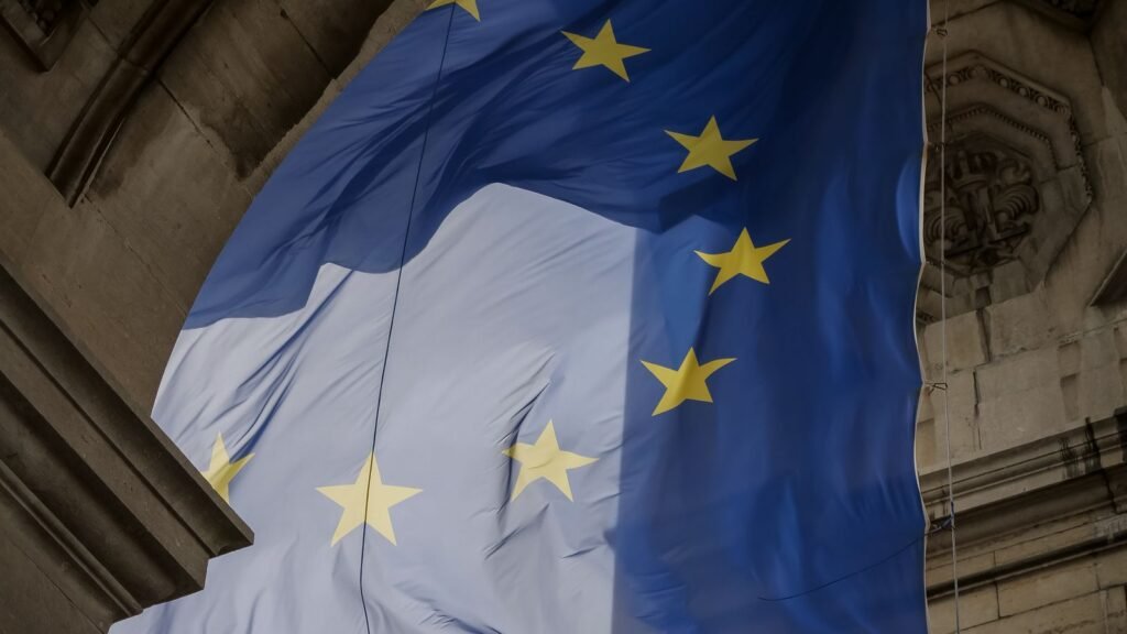 Bandeira da União Europeia a ondular